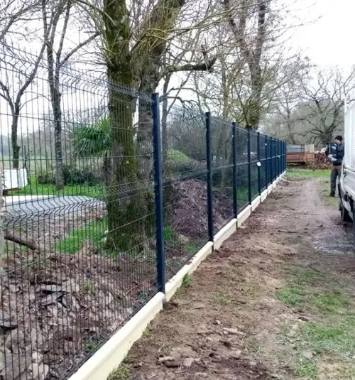 Pose d'une clôture rigide sur plots béton en limite de propriété
